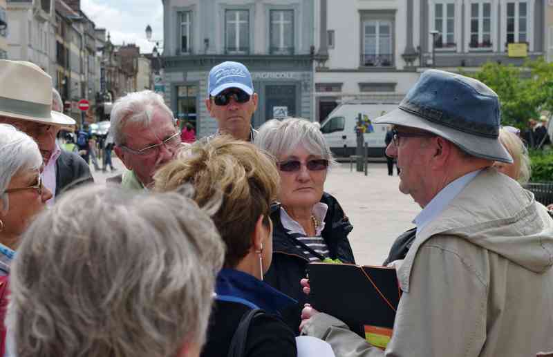 03_IMGP7192 (Balvay).jpg - Voilà le guide (à droite).  « Mais c'est qui, ce « pro » ? » 